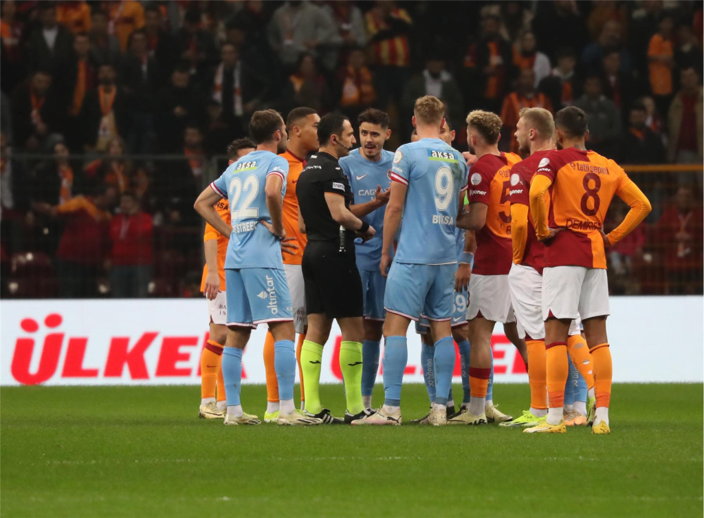 Süper Lig'de 27. haftanın kapanış maçında Galatasaray ile Antalyaspor karşı karşıya geldi. Galatasaray, rakibini 2-1'lik skorla mağlup etti. 